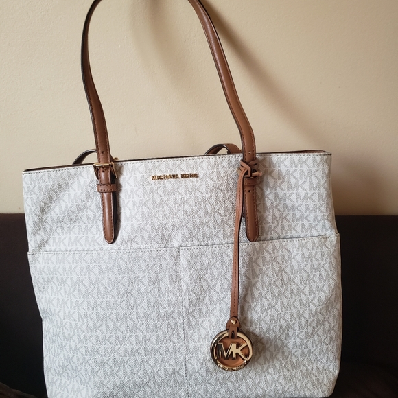 MK handbag ๐ - Picture 2 of 13